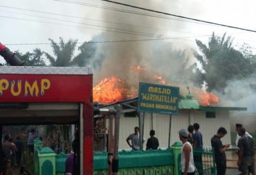 Tampak Api Sedang Melahap Masjid Mardhatillah