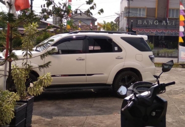 Tampak Kaca Mobil Fortuner Pecah