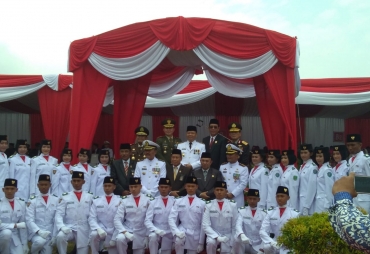 Foto Bersama Plt Gubernur Bersama Paskibraka