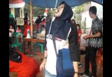 Aneng Winengsi Menjadi Peserta Lomba