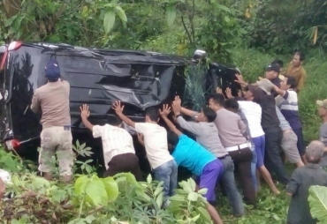 Tampak Polisi dan Masyarakat Saling Membahu Mengevakuasi Mobil