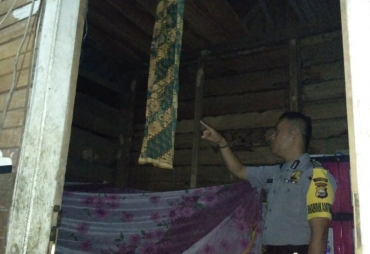 Tampak Pihak Kepolisian Lakukan Olah TKP