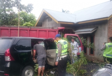 Tampak Pihak Kepolisian Lakukan Olah TKP