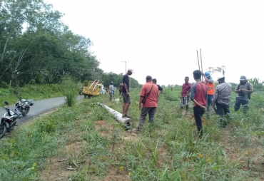 Tampak tiang Listrik yang rubuh saat terkena sengol truk