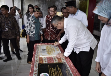 Menteri Desa, Pembangunan Daerah Tertinggal, dan Transmigrasi Eko Putro Sandjojo Penandatanganan dan meresmikan Rumah Pajang Taresa, BUMDesa Bersama Tanjung Rejo Sakti Kecamatan Padang Jaya, Kabupaten Bengkulu Utara Dan meresmikan Embung di Kawasan Perdesaan Desa Tambak Rejo, Kecamatan Padang Jaya, Kabupaten Bengkulu Utara, bantuan Ditjen Pembangunan Kawasan Perdesaan 