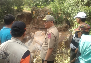 Gubernur Tinjau Langsung Jembatan Putus di Rajak Besi