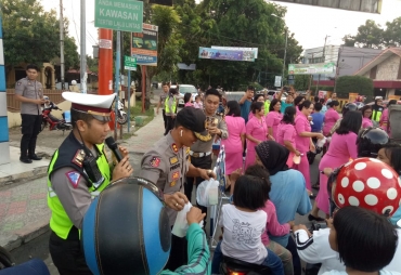 Sat Lantas Polres Labuhanbatu Kembali Berikan Takjil Gratis
