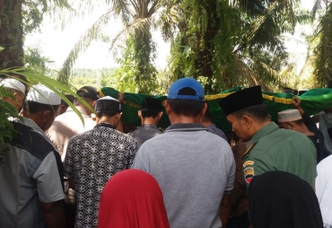 Masyarakat Padati Pemakaman Muhammad Rais dan Istri