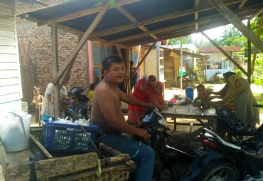 Emak emak mengeluh harga bahan pokok tak kunjung turun