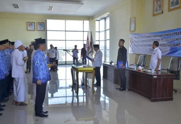 Mesuji Tuntasonline.Com-Plt Bupati Mesuji melantik Pejabat Pimpinan Tinggi Pratama, Pejabat Administrator, dan Pejabat Pengawas di lingkungan Pemerintah Kabupaten Mesuji di Aula Kantor Bupati Mesuji, Rabu (19/06/2019)   Pelakasana tugas harian(Plh) Bupati Mesuji Saply TH melakukan pelantikan rolling jabatan dilingkup Pemkab Mesuji yang dilakukan di Aula sekratariat pemkab setempat. Rabu, 19 Juni 2019.   Rolling jabatan ini dilakukan pertama kali oleh Plh Bupati Mesuji Saply TH sejak menahkodai Kabupaten ber
