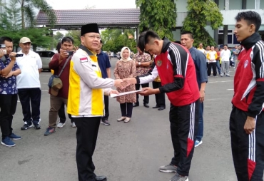 Seputarhukum.Com,- Empat orang atlet tarung bebas Bengkulu Infight Camp yang mengikuti kejuaraan Dunia Internasional Mix Martial Art Federation (MMAF) di Bahrain resmi diberangkatkan pagi ini, Jum'at (21/6/2019).    Pantauan media ini, sebelum berangkat empat atlet ini mengikuti pengarahan langsung dari Gubernur Bengkulu serta ditandai dengan penyerahan baju kepada Gubernur Rohidin Mersyah sebagai simbolis pelepasan di halaman apel Kantor Gubernur.                  Gubernur Bengkulu, Rohidin Mersyah mengata