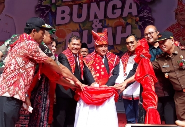 Gubernur Edi Ramayadi Resmi Membuka Festival Bunga dan Buah