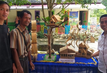Ikuti Bursa Inovasi Desa, Pemuda Ini Tampilkan Kerajinan Tangan