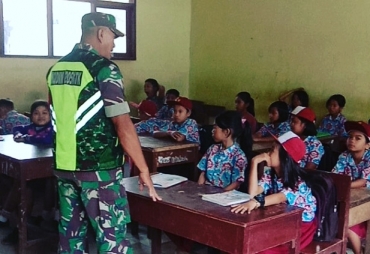 Babinsa KORAMIL 07/Juhar ketika memberikan wasbang kepada siswa