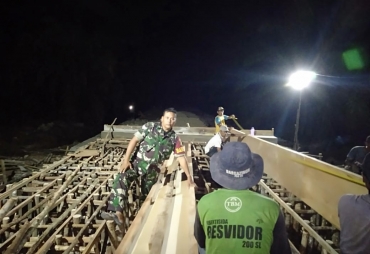 Kebut Pengerjaan Jembatan, Satgas TMMD dan Masyarakat Lembur