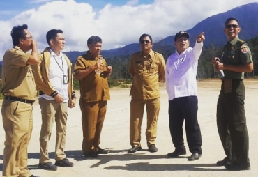 Bupati Karo Dampingi Staff Kepresidenan Tinjau Lokasi Pembangunan Huntap