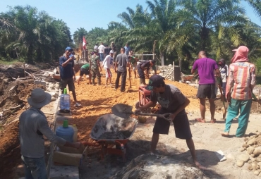 H-1 Penutupan TMMD, 2 Sasaran Fisik Rampung 100% Hari Ini Kota Bengkulu, TuntasOnline.Com - H-1 Penutupan Kegiatan TNI Manunggal Membangun Desa (TMMD) ke-105 Kodim 0407/BKL, 6 Pembangunan Item Fisik telah rampung 100% pada Rabu (07/08/2019). Dan terpantau di Lapangan ada 2 item fisik yang masih dikebut pengerjaannya dan realisasi pembangunannya 95%. 2 item fisik yang dimaksud yaitu : 1. Pembangunan Tempat Wudhu dan WC Masjid Babul Jannah 2. Pembangunan Jembatan Penunjang Jalan Penghubung Kelurahan Padang Se