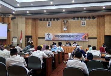 Pelatihan Aplikasi Sepakat Kegiatan Koordinasi Penanggulangan Kemiskinan Daerah (TPKD) Se- Provinsi Bengkulu Tahun 2019.   Bengkulu TuntasOnline.com-  Asisten ll Provinsi Bengkulu Ibu Yuliswani membuka Pelatihan Aplikasi Sepakat Kegiatan Koordinasi Penanggulangan Kemiskinan Daerah (TPKD) Se- Provinsi Bengkulu Tahun 2019 secara Resmi di Ruang Pola Pemprov Bengkulu. Rabu,(07/08/19).    Kasubag Pemerintahan dan Politik Bapeda Ibu Aatri Yulidayanti, SSTP juga merupakan Ketua Penyelenggara kegiatan ini menjelask