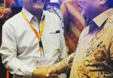 Bupati karo berjabat tangan  dengan menteri bappenas, usai acara RPJM 2020 - 2024  di Hotel adi mulia.(TO/ Ist)