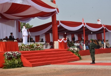 Pemda Karawang Gelar Upacara HUT RI Ke-74 di Lapangan Tugu Kebulatan Tekat Rengasdengklok  Karawang, TuntasOnline.com - Untuk yang pertama kalinya, Pemerintah Kabupaten (Pemkab) Karawang menggelar upacara peringatan Hari Ulang Tahun (HUT) Ke-74 Republik Indonesia di Lapangan Tugu Kebulatan Tekat Rengasdengklok, Sabtu (17/08/19).   Dalam upacara peringatan hari kemerdekaan Republik Indonesia Ke-74 tersebut, Bupati Karawang, dr Hj Cellica Nurrachadiana bertindak sebagai inspektur upacara dan Komandan Upacara 
