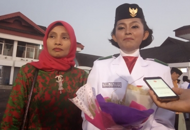 Olivia Yolanda Devari Pembawa Baki Penurunan Bendera Provinsi Bengkulu