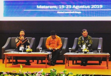 bupati karo tampil sebagai pembicara lokakarya dihadapkan peserta, terkait keberhasilan dan tantangan penanganan erupsi gunung sinabung,dipandu KSP.