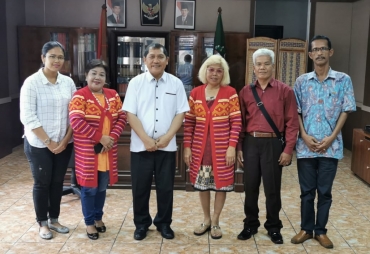 Keterangan foto : bupati karo Terkelin Brahmana terima audensi Yayasan Perkeleng, didampingi  Plt. Kadis Ketenagakerjaan dan Koperasi UKM Drs. Eddy Ridwan ginting, MM. Dok