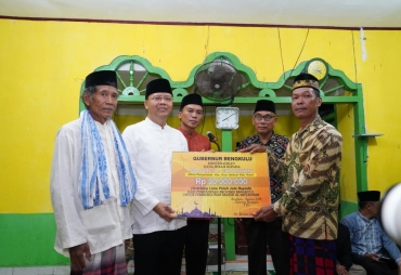 Gubernur Sholat Berjama'ah di Desa Pengubaian