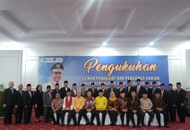 H-1 Penutupan TMMD, 2 Sasaran Fisik Rampung 100% Hari Ini Kota Bengkulu, TuntasOnline.Com - H-1 Penutupan Kegiatan TNI Manunggal Membangun Desa (TMMD) ke-105 Kodim 0407/BKL, 6 Pembangunan Item Fisik telah rampung 100% pada Rabu (07/08/2019). Dan terpantau di Lapangan ada 2 item fisik yang masih dikebut pengerjaannya dan realisasi pembangunannya 95%. 2 item fisik yang dimaksud yaitu : 1. Pembangunan Tempat Wudhu dan WC Masjid Babul Jannah 2. Pembangunan Jembatan Penunjang Jalan Penghubung Kelurahan Padang Se