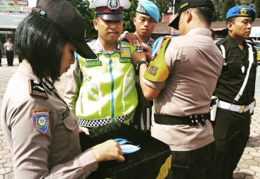 Kapolres Tanah Karo saat menyematkan pita tanda dimulai Gelar Ops Patuh Toba 2019