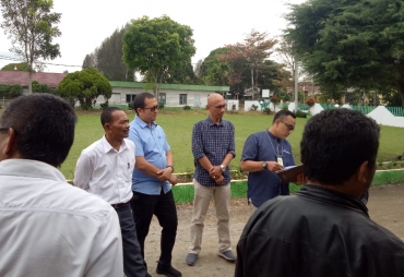 Keluarga dari ahli waris Almarhum Tandang Brahmana  di lokasi  bersama Tim dari PN Kabanjahe