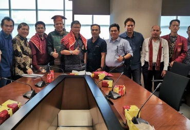 Wakil ketua DPRD Provsu Ruben Tarigan SE didampingi Bupati karo dan komisi D DPRD provsu serta Formanas menyematkan  beka buluh kepada Direktur pengembangan jaringan jalan Rachman Arief Dienaputra kementerian PUPR.(TO/ist)