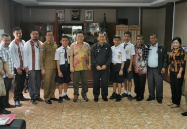 Bupati Karo Terkelin Brahmana didampingi OPD dan donatur Hansen Sinulingga menyerahkan Piagam Penghargaan kepada Siswa SMP yang Berprestasi