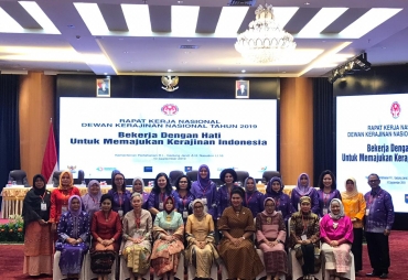 Ketua Dekranasda Kabupaten Karo, Ny Sariati Terkelin Brahmana menghadiri Rakernas