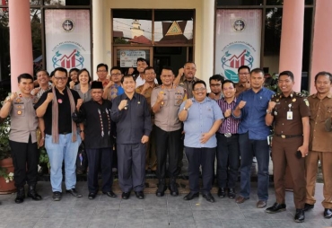 Moderamen GBKP foto bersama dengan  Bupati Karo Terkelin Brahmana, Kapolres Tanah Karo AKBP Benny Hutajulu dan sejumluh OPD, pengurus gereja, tokoh masyarakat di aula kantor Sinode GBKP Kabanjahe.