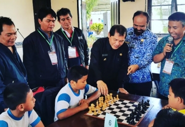 Bupati Karo Terkelin Brahmana, SH saat membuka kegiatan catur  ditandai dengan  melangkahkan pion didepan Raja,  Selasa (17/09/2019), sebagai tanda acara resmi dibuka. 