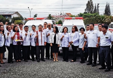 bupati karo Terkelin didampingi OPD terkait melakukan pemotongan pita ditandai  pengecekan kesiapan  ambulance bantuan dari kemenkes RI sebanyak 17 unit untuk puskesmas, sudah dapat dioperasikan  dan bupati karo mengemudikan salah satu kendaraan ambulance BK 1988 J keliling kota berastagi dan Kabanjahe.(TO/ist)