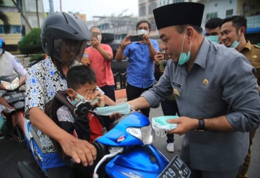 Bupati Labuhanbatu Bagikan masker kepada Pengguna jalan