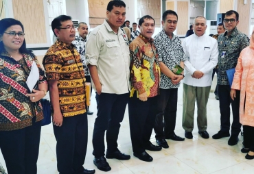 bupati karo Terkelin didampingi ketua KPU kab. Karo Gemar Tarigan, Ketua Bawaslu kab. Karo Eva Juliani Br Pandia