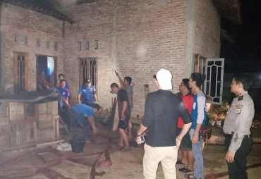 Polsek Tulang Bawang Tengah Indentifikasi Kebakaran Rumah  Polsek Tulang Bawang Tengah melakukan identifikasi dan olah TKP (tempat kejadian perkara) peristiwa kebakaran rumah.  Kapolsek Tulang Bawang Tengah Kompol Zulfikar M, SH mewakili Kapolres Tulang Bawang AKBP Syaiful Wahyudi, SIK, MH mengatakan, peristiwa tersebut terjadi hari Senin (30/09/2019), sekira pukul 23.30 WIB, di rumah korban.  “Adapun identitas korban yaitu Heri Khamsan (45), berprofesi swasta, warga Tiyuh/Kampung Panaragan, Kecamatan Tulan