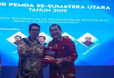 Bupati Karo Terkelin Brahmana, SH menerima penghargaan juara 1 Pemda yang memiliki Desa Unggulan Tingkat Nasional 2019, diserahkan oleh  kepala kantor wilayah DJPB Provsu Tiarta Sebayang