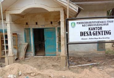 Usai Dilanda Banjir Kantor Desa Terbengkalai