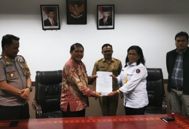 Bupati karo menyerahkan hasil penandatanganan bersama NPHD Kepada Ketua KPU, Bawaslu dan Kapolres Tanah Karo diruang rapat bupati karo