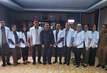 bupati karo Terkelin Brahmana menerima audensi para peserta Program Internsip Dokter Indonesia (PIDI) didampingi kadis kesehatan Drg Irna safrina Meliala diruang kerja bupati