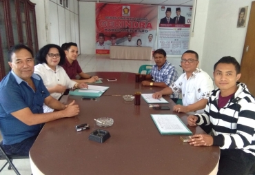 Dinasty Sitepu SSos (kiri) Almina Bangun SH  saat menerima dan meneliti Berkas Formulir Pendaftaran Bacaleg dari Partai Gerindra Kabupaten Karo
