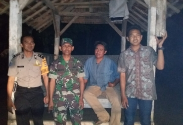 Babinsa Cek Ronda Malam di Desa Muara Tenang