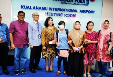 Asisten I Drs Suang Karo-karo dan Kepala PPPA Kabupaten Karo dr Hartawaty Didampingi Orang Tua Korban PenJemput  Sebagai  Korban Tindak Pidana Perdagangan Orang (TPPO) di Wilayah Sungai Dua Pulau Penang Saat Tiba di Bandara KNIA