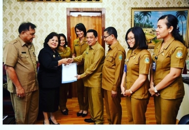 Kode registrasi desa diserahkan Asisten Administrasi Umum dan Aset Pemprov Sumut Mhd Fitriyus didampingi Kepala Dinas Pemberdayaan Masyarakat dan Desa Sumut Aspan Sofian kepada Wakil Bupati Karo Cory Sebayang(ist)