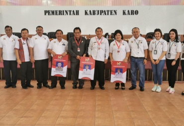 Bupati Karo Terkelin Brahmana didampingi Wakil Bupati Karo Cory Seriwaty Br Sebayang Foto Bersama Dengan Seluruh Kepala OPD se-Kabupaten Karo