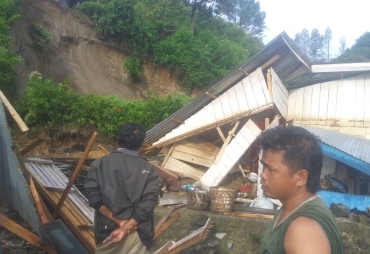Rumah Warga di Desa Nagara Ambruk Diterjang Longsor